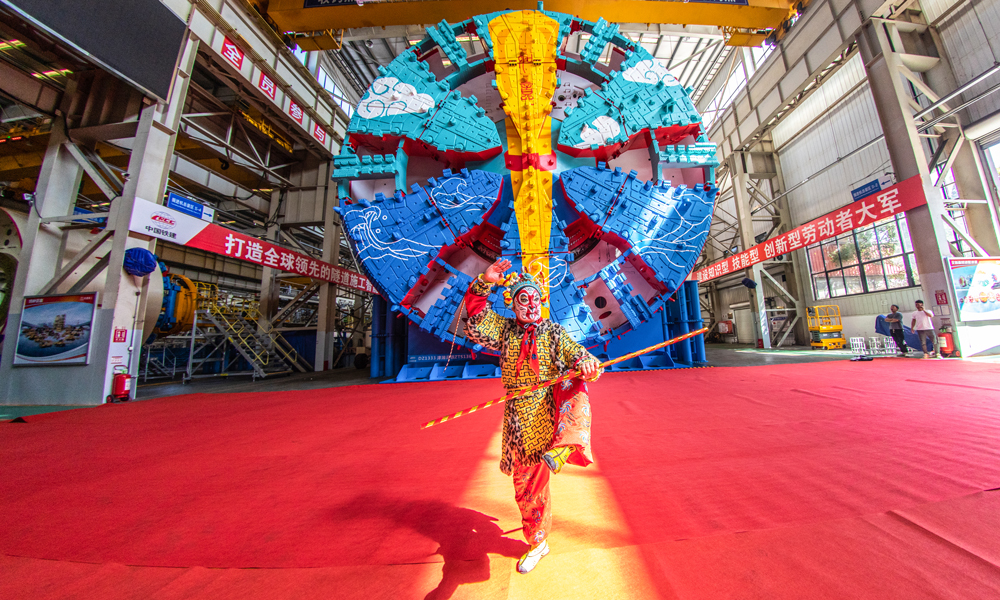 “津城1號”盾構機總長約120米，總重量約3200噸，是目前天津獨頭掘進距離最長、開挖直徑最大的泥水平衡盾構機。盾構機刀盤配備連續式磨損檢測裝置，在掘進過程中可實現對刀具磨損量實時檢測，操作人員可及時調整盾構掘進參數，提高掘進效率，保障施工安全。刀盤涂裝設計靈感來源于中國傳統神話故事《西游記》中的“如意金箍棒”， “金箍”諧音“津沽”。圖為戲劇演員扮演的美猴王孫悟空與盾構機合影。