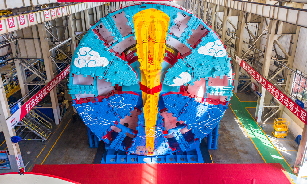 津沽海河隧道是津濰高鐵全線唯一一條盾構隧道，也是天津地區的首條獨頭掘進距離最長的高鐵大直徑盾構隧道。“津城1號”盾構機將在覆土8.5米的超淺埋地層始發，向北獨頭掘進6014米，依次穿越大沽排水河、西南環鐵路東大沽站、津沽一線立交橋、中央大道立交橋、海河以及地震斷裂帶等一系列特大風險源，于規劃湖心島公園南側接收。圖為“津城1號”盾構機。