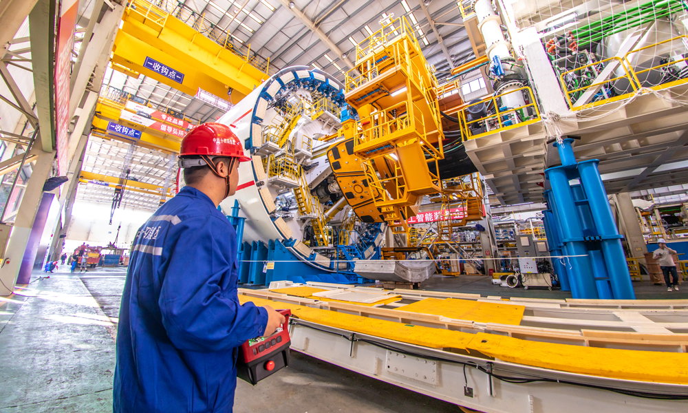 據了解，津濰高鐵作為我國“八縱八橫”京滬輔助通道和沿海通道的重要組成部分，北起天津濱海站，南至濟青高鐵濰坊北站，是進一步落實京津冀協同發展、長江經濟帶發展等國家戰略，完善京滬通道綜合交通運輸體系的重點工程。圖為盾構機機身。