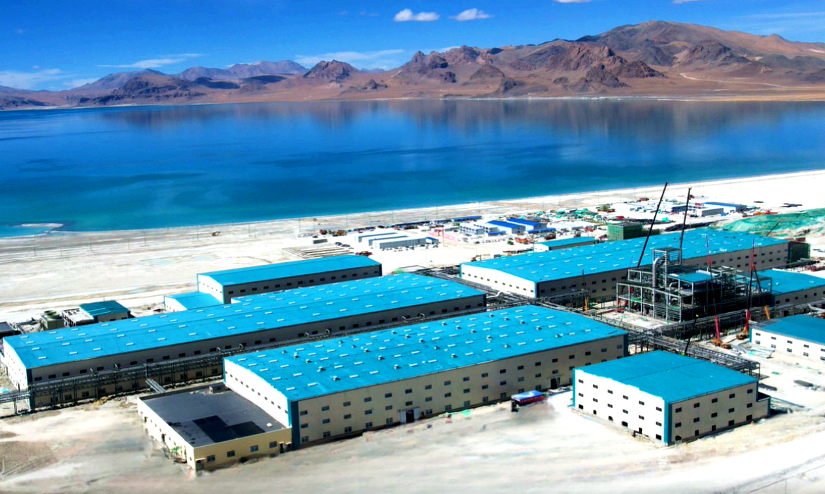 10月15日，中國中鐵旗下中鐵十局承建的西藏拉果錯鹽湖鋰礦項目設(shè)備安裝調(diào)試完成，達到單機試車條件，標志著項目一期建設(shè)任務圓滿完成。拉果錯鹽湖位于西藏阿里改則縣，地處羌塘高原，屬于待開發(fā)的大型硫酸鈉亞型鹵水湖。西藏拉果錯鹽湖鋰礦項目分為一期、二期工程建設(shè)。其中，項目一期總建筑面積約44669平方米，施工內(nèi)容包括電滲析廠房、氫氧化鋰車間、油罐區(qū)、綜合管廊、設(shè)備及儀器儀表安裝等，產(chǎn)量規(guī)劃為電池級單水氫氧化鋰2萬噸/年。圖為項目建設(shè)現(xiàn)場。