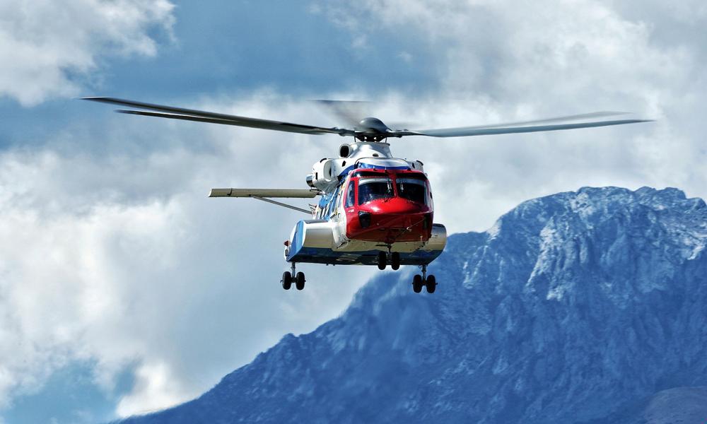 近日，AC313A直升機高原試飛團隊以高效協作的工作狀態，從海拔3300米的寧蒗瀘沽湖機場轉戰至海拔4411米的四川稻城亞丁機場，正式開啟最后階段的高原試飛工作。圖為由航空工業研制的國產大型民用直升機AC313A在云南寧蒗瀘沽湖機場進行高原試飛。