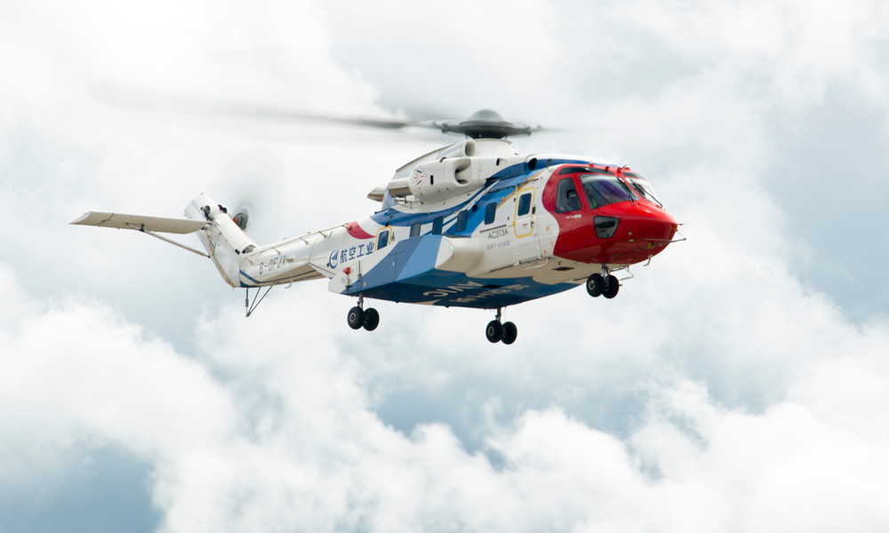 AC313A直升機是在AC313直升機基礎上研制的一款13噸級大型多用途民用直升機。該機型最大外吊掛起飛重量13.8噸，灑水能力為5噸，可運輸28名乘員，具有更大的使用空間，更強的高原性能，更廣的適用范圍，可靠性、安全性、舒適性得到了進一步提升。圖為AC313A直升機在云南寧蒗瀘沽湖機場進行高原試飛。