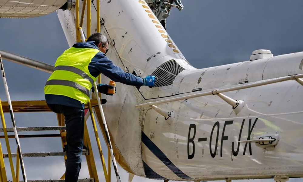 工作人員進行試驗前檢查與設備調試工作。