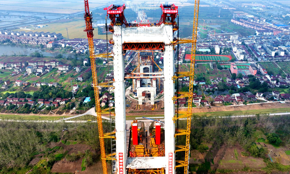 G3銅陵長江公鐵大橋位于安徽省銅陵市郊區，連接長江南岸銅陵市區和長江北岸樅陽縣，全長11.88公里，其中跨江主橋長1505米，主跨988米，按照“四線鐵路+六車道高速公路”標準建設，具有“高速公路、城際鐵路、貨運鐵路”三種過江功能，兼具斜拉橋和懸索橋兩種橋型優勢。此次施工的先導索是一根長2000米、直徑22毫米的高強度鋼絲繩。