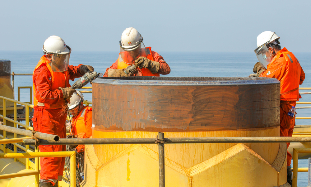 船員進行導管架樁頭打磨作業。賈雪東 攝