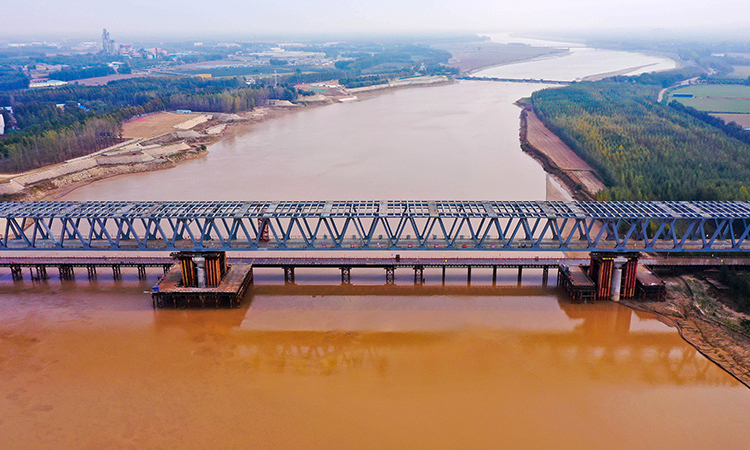 10月28日拍攝的合龍后的聊（城）泰（安）鐵路黃河公鐵橋（無人機照片）。新華社記者?郭緒雷?攝