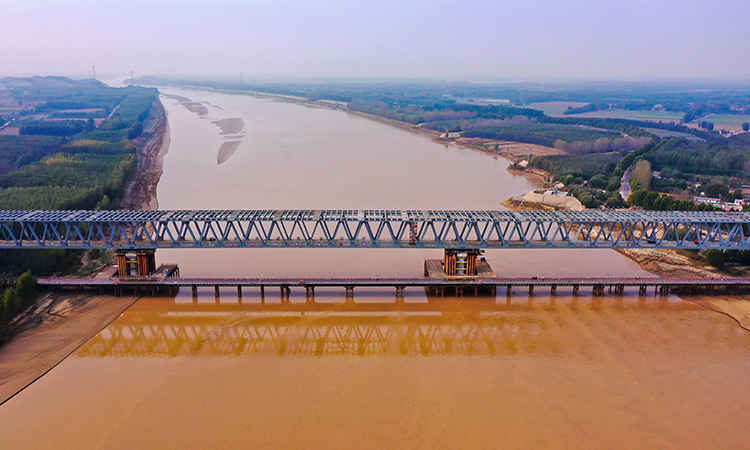 10月28日拍攝的合龍后的聊（城）泰（安）鐵路黃河公鐵橋（無人機照片）。新華社記者?郭緒雷?攝