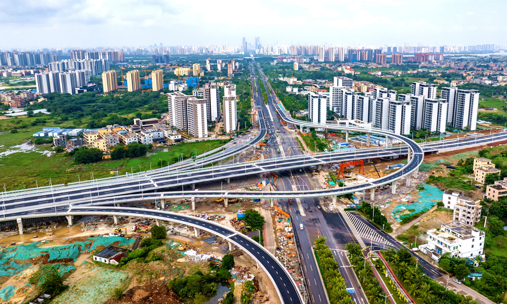 近日，中國中鐵參建的一批公路工程相繼開通運營，進一步豐富了交通網絡，方便了百姓出行，帶動了沿線地區經濟社會高質量發展。圖為10月29日正式通車的海南海口美蘭國際機場快速通道項目主線橋，該項目由中鐵上海局承建，項目全長約5.367公里，主要采用高架快速路形式，采用雙向6車道標準建設，設計時速80公里，通車運營后有效縮短了機場與海口、文昌等海南省北部地區的交通時間，提升了區域通行效率。