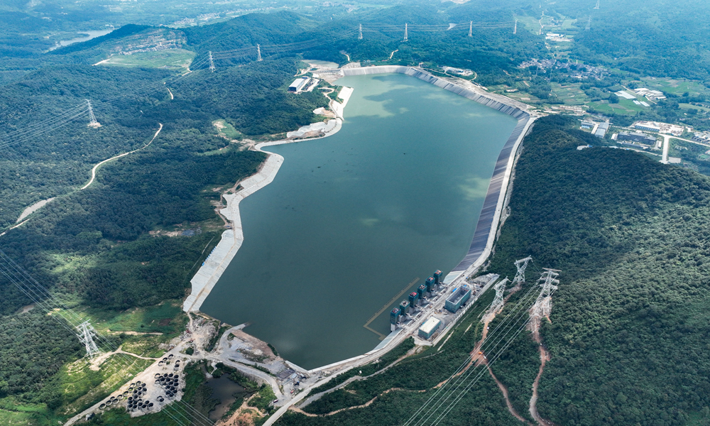 11月1日，在江蘇句容抽水蓄能電站500千伏送出工程現場，國家電網江蘇省送變電有限公司輸電人員在百米高空走線驗收消缺，確保工程“零缺陷”投運。該工程的投運可以將江蘇句容抽水蓄能電站的清潔水電源源不斷地送到千家萬戶。圖為江蘇句容抽水蓄能電站下水庫。