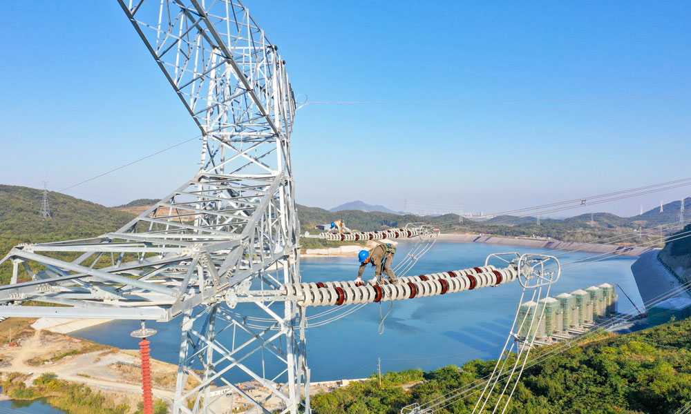 據了解，江蘇句容抽水蓄能電站預計2025年建成投運，每年發電量可達13.5億千瓦時，約為53萬戶家庭一年的用電量。同時，該電站每年可減少二氧化碳排放約35萬噸，具有顯著的社會效益和環保效益。圖為國家電網江蘇省送變電有限公司輸電人員在高空走線驗收消缺。