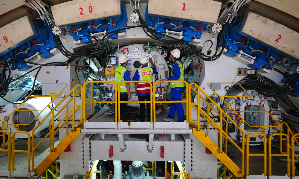 天祥大道隧道全長(zhǎng)6.379公里，是昌九高鐵全線控制性工程之一，為單洞雙線隧道，其中盾構(gòu)段長(zhǎng)4.4公里。用于隧道掘進(jìn)的“英雄號(hào)”盾構(gòu)機(jī)開挖直徑達(dá)14.8米。隧道內(nèi)部結(jié)構(gòu)創(chuàng)新采用“整體全預(yù)制箱涵”，在國(guó)內(nèi)350公里時(shí)速高鐵隧道內(nèi)為首次實(shí)施。該隧道具有開挖斷面大、獨(dú)頭掘進(jìn)距離長(zhǎng)、周邊環(huán)境復(fù)雜的特點(diǎn)。盾構(gòu)機(jī)長(zhǎng)距離穿越富水砂層、泥質(zhì)砂巖等復(fù)合地層，先后要穿越南昌地鐵1號(hào)線、陽門村棚戶區(qū)等78處風(fēng)險(xiǎn)源，承受最大水壓6巴，盾構(gòu)段始發(fā)覆土厚度9.5米，接收覆土厚度僅為9米。圖為盾構(gòu)機(jī)內(nèi)部。