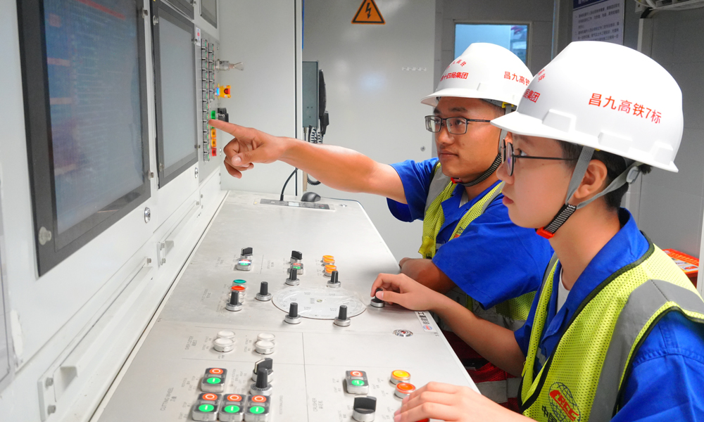 據(jù)悉，昌九高鐵建成通車后，對(duì)于江西省打造昌九一體化綜合交通運(yùn)輸體系、進(jìn)一步對(duì)接融入粵港澳大灣區(qū)，助力長(zhǎng)江經(jīng)濟(jì)帶發(fā)展戰(zhàn)略實(shí)施，推動(dòng)沿線經(jīng)濟(jì)社會(huì)高質(zhì)量發(fā)展具有重大意義。圖為盾構(gòu)機(jī)駕駛?cè)藛T正在進(jìn)行駕駛操作。