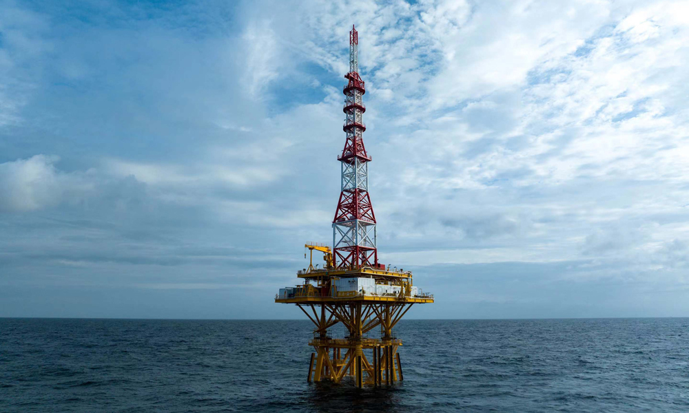 近日，由中國海油下屬海洋石油工程股份有限公司EPCI總承包的我國首個多圈層立體塔基觀測平臺（以下簡稱“觀測平臺”）在舟山海域順利完成海上安裝作業，投入使用后可為我國海洋氣候演變研究、海洋災害預警預報、海洋經濟發展等提供全面精準實時的海洋大數據服務。圖為多圈層立體塔基觀測平臺安裝完成后矗立在舟山海域。