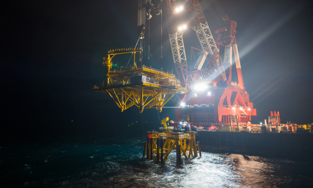 觀測平臺相當于一臺超大型“掃描儀”，可開展大氣圈、水圈和巖石圈的全方位、綜合性、實時高分辨率立體觀測，實現海洋綜合環境信息的全面監控。觀測平臺由導管架、組塊、測風塔三部分組成，設計總重4530噸，塔體最高處距海平面約103米，相當于近37層樓高。離岸約90公里，安裝水深約65米，服役于環境惡劣的舟山海域臺風路徑上，設計壽命30年。圖為“藍鯨”號吊裝觀測平臺組塊。