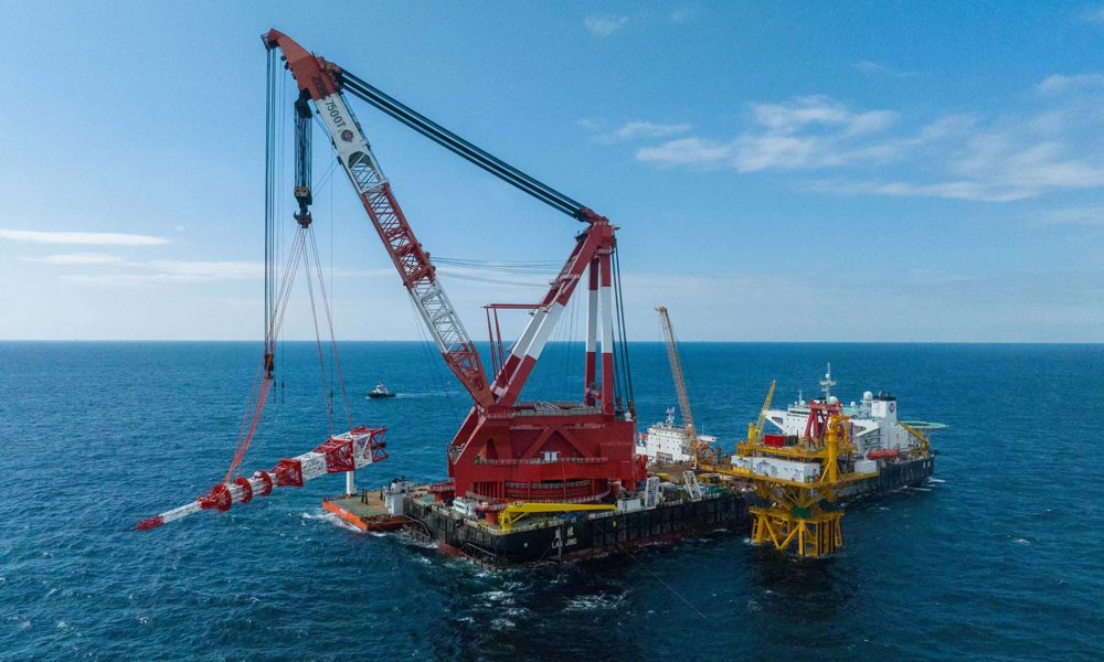 針對高度76.8米的測風塔，采用“水平起吊、空中翻身”作業方式，通過多套索具聯合控制，在空中完成水平、豎直方向各90度的旋轉后將測風塔下放至中部組塊上。導管架和測風塔的成功吊裝創造了國內海洋工程超高空吊裝之最。圖為觀測平臺測風塔水平起吊。