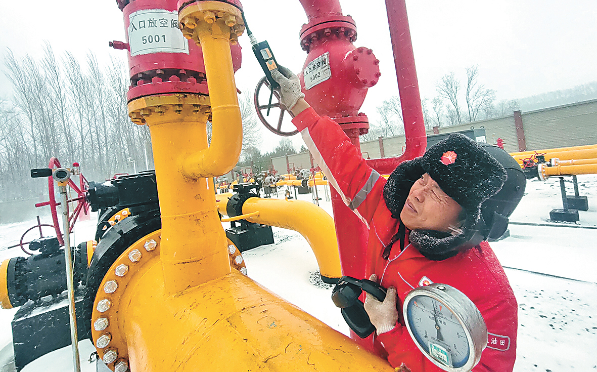 大慶油田天然氣分公司慶哈輸氣班工作人員在雪中巡檢。