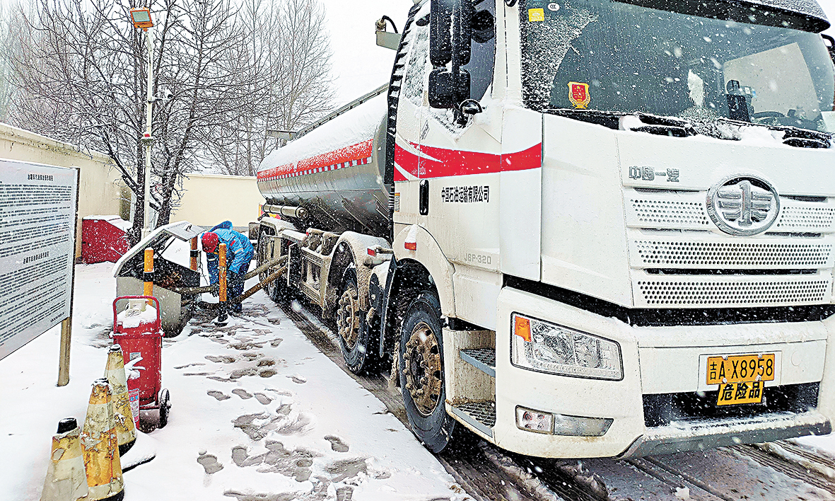 運(yùn)輸公司工作人員堅(jiān)守在車輛調(diào)配、跟車押運(yùn)等生產(chǎn)一線。