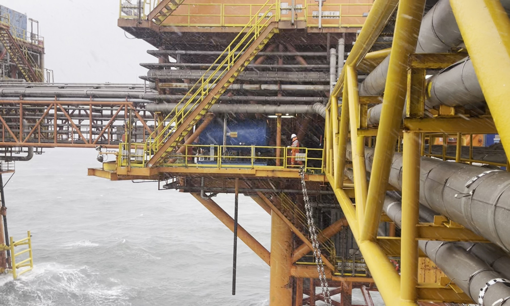 進入冬季供暖季，中國海油持續加大海陸勘探開發力度，精心組織采暖季產能建設，推動在建氣田提前投產，努力提升在產氣田供應能力，為千家萬戶溫暖過冬全力以赴。圖為錦州20-2氣田工作人員頂風冒雪，全力保障設備設施運行穩定。