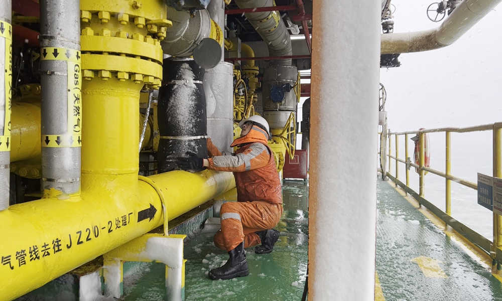 近日，受凍雨雪影響，渤海遼東灣海上瞬時風力達到10級，溫度驟降至零攝氏度。甲板、樓梯、吊車等重要結構和設備被“冰封”。中國海油有限天津分公司遼東作業公司錦州20-2氣田立即啟動暴風雪惡劣天氣應急預案，維修專業加密設備巡檢，逐一檢查關鍵設備運行情況，詳查平臺流程管線和關鍵儀表設備的保溫伴熱情況。生產專業密切關注流程關鍵參數，適時調整流程，保證天然氣生產流程穩定。