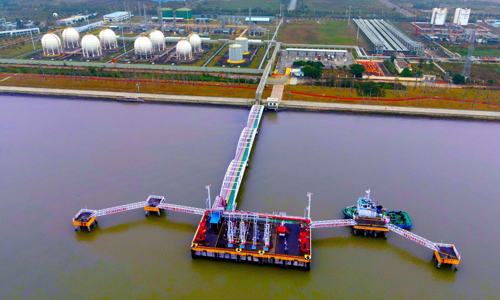 白云氣田全力推動資源增備增輸，強化生產管理與工藝保障，科學合理調配海氣資源，做安全穩定生產工作，有力保障天然氣能源供應。目前，白云氣田橫琴終端已服役18個年頭，為粵港澳大灣區源源不斷輸送綠色動能。圖為外輸碼頭。