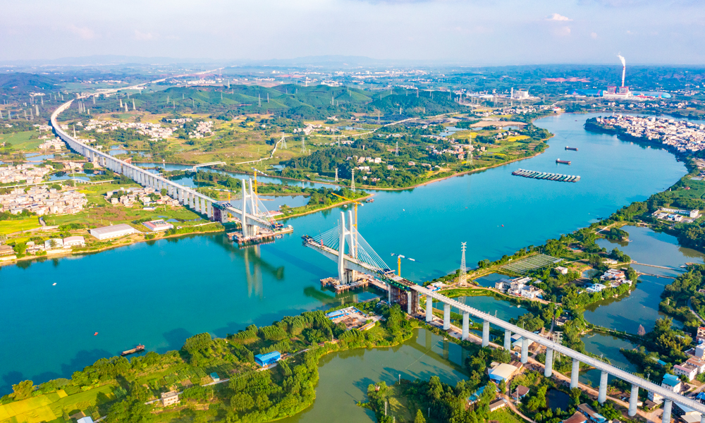 日前，中國鐵建所屬中鐵十一局承建的南深高鐵南玉段六景郁江特大橋首節鋼箱梁成功安裝，標志著該特大橋正式開啟鋼箱梁施工，進入合龍前沖刺階段。圖為建設中的六景郁江特大橋。