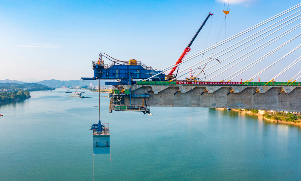 南（寧）深（圳）高鐵南玉段是廣西自主投資建設的第一條時速350公里的高速鐵路，正線全長193.31公里，西起自治區首府南寧市，向東經貴港市進入玉林市，是南深高鐵重要組成部分。圖為首節鋼箱梁吊裝。