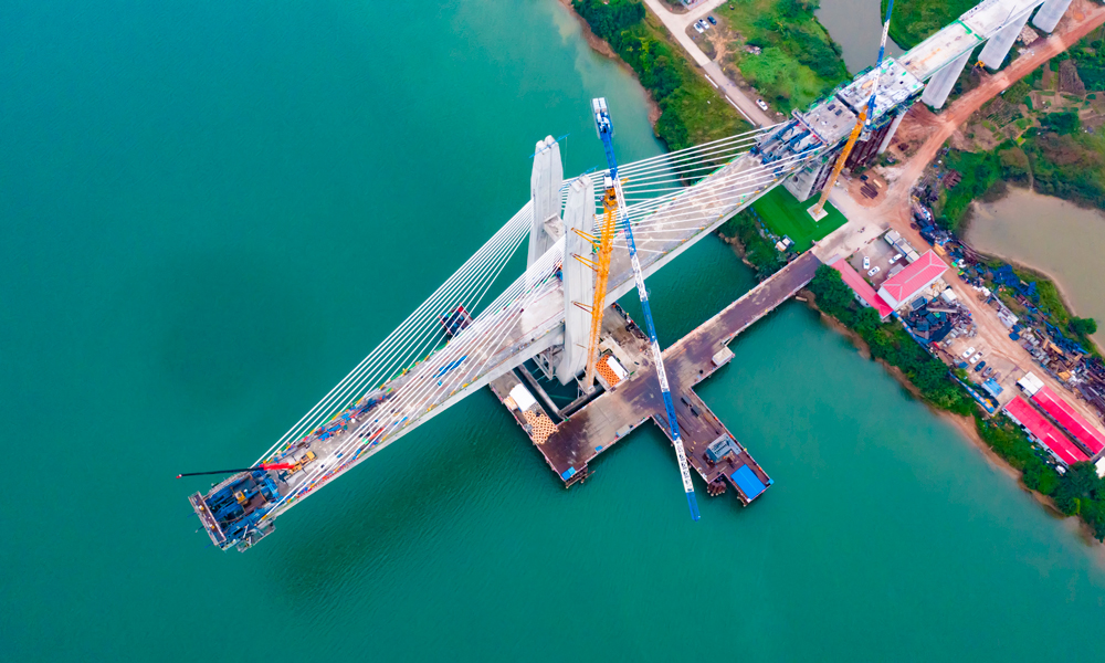 中鐵十一局承建的南深高鐵南玉段正線全長35.35公里，其中六景郁江特大橋全長11.465公里，主橋長621.5米，采用五跨鋼-混部分斜拉橋結構跨越郁江。大橋主跨320米，由混凝土梁、鋼混結合段及鋼箱梁三部分組成其中鋼混結合段長30米，劃分2節安裝，鋼箱梁部分長67米，劃分為7節安裝。圖為施工現場俯瞰航拍。