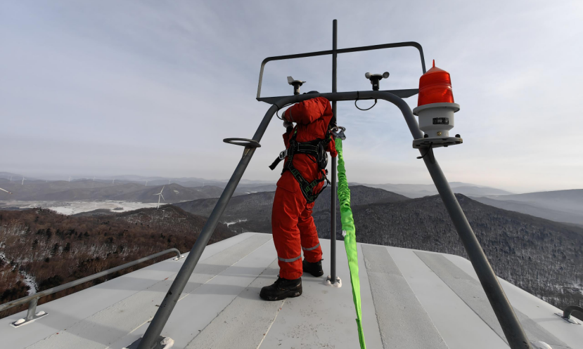近日，我國東北地區(qū)迎來強(qiáng)降雪，面對突如其來的極端天氣，三峽能源東北地區(qū)各項目工作人員堅守保供一線，巡檢設(shè)備、處理故障、全力保障電站設(shè)備穩(wěn)定運(yùn)行，以“速動”效率迎戰(zhàn)“速凍”天氣。圖為黑龍江賓縣大個嶺風(fēng)電場運(yùn)維人員對風(fēng)機(jī)風(fēng)速儀進(jìn)行更換。王宏宇 攝