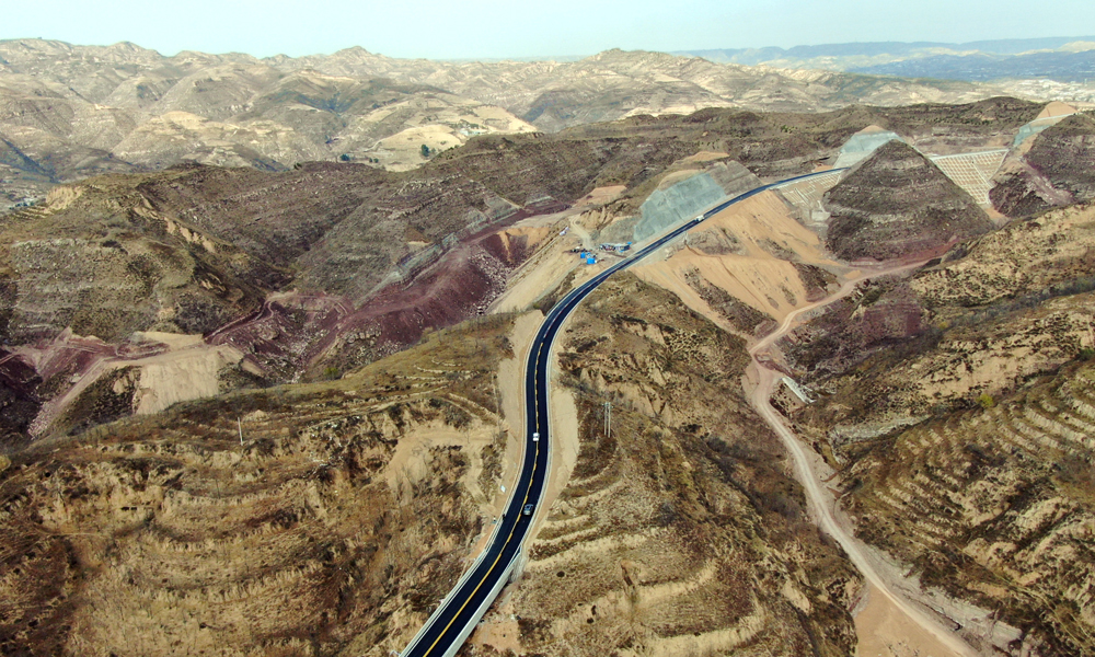 近日，中鐵三局參建的山西柳林縣沿黃旅游公路（二期工程）三交至石樓界段正式通車。該工程位于柳林縣三交鎮(zhèn)境內(nèi)，全長8.288公里，采用雙向雙車道三級公路標準建設(shè)，是山西省黃河一號旅游公路的重要組成部分，也是山西省加快推動交通旅游融合發(fā)展、全面推進鄉(xiāng)村振興的戰(zhàn)略性基礎(chǔ)性工程。項目通車后，打通了呂梁革命老區(qū)沿黃公路“最后一公里”，實現(xiàn)了柳林縣與周邊省市旅游交通路網(wǎng)的互聯(lián)互通。