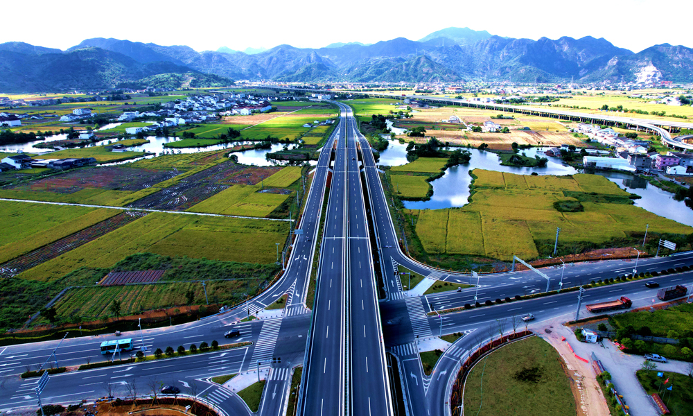近日，中鐵隧道局投資建設(shè)的浙江省溫州市228國道蒼南龍港至龍沙段正式開通運營。該項目主線全長21.67公里，炎亭連接線全長3.43公里，采用一級公路標準施工。項目建設(shè)采用PPP模式，以“投融資+施工總承包+運營維護+移交”方式實施。項目通車運營后，對于實施蒼南縣交通規(guī)劃、促進沿海地區(qū)經(jīng)濟可持續(xù)發(fā)展具有重要意義。
