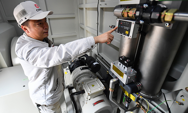 11月16日，中車株機公司的工作人員在機車內(nèi)巡檢。新華社記者 陳澤國 攝