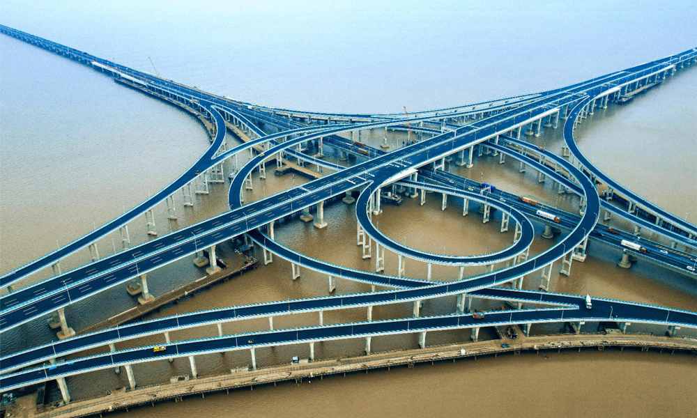 近日，中鐵十五局承建的亞洲最大海上互通樞紐——杭甬高速復線寧波一期濱海互通全面完工。通車后，杭甬高速復線寧波段將大大縮短長三角南翼與上海、江蘇等省市之間的時空距離，對完善國家高速公路網和寧波舟山港集疏運網絡建設、促進浙江省經濟發展具有重要意義。