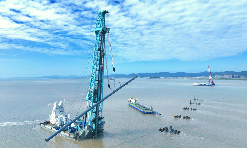 中國鐵建港航局、中國鐵建大橋局聯合承建的世界最大跨度單塔吊鋼箱梁懸索橋雙嶼門大橋佛渡側索塔主墩鋼圍堰于11月19日下放，標志著六橫公路大橋二期工程首個海上承臺基礎施工圓滿完成，大橋正式進入海上主塔承臺施工階段，拉開水上施工序幕。截至目前，項目已累計完成雙嶼門大橋佛渡側主墩首根永久鋼護筒、首根海上索塔樁基、青龍門大橋首根鋼管樁等多個重大節點目標。