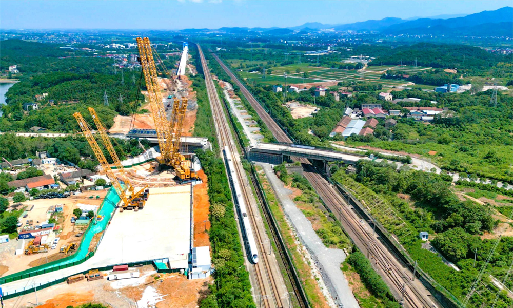 由中國鐵建鐵四院設計施工總承包的杭衢鐵路（建衢段）項目是我國首條采用“PPP+EPC”（公共項目政府與社會資本合作及設計采購施工總承包）模式運作的高速鐵路。目前，該項目已完成站前工程的90%以上，站房工程完成59%，四電工程完成30%。當前，正在加快推進聯絡線工程、站房及四電工程建設。