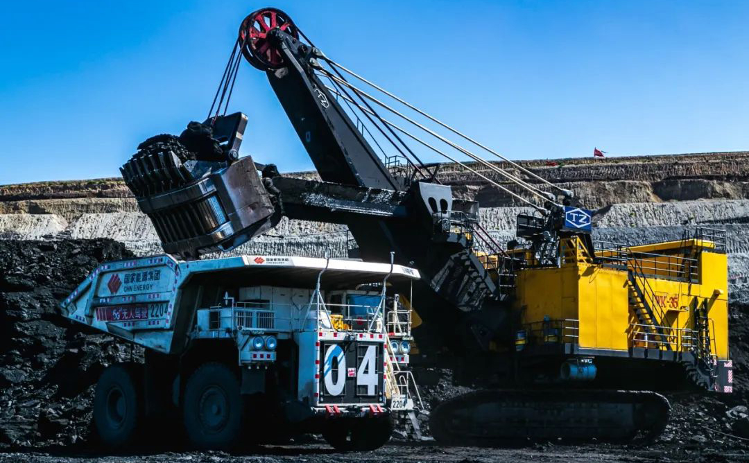 11月20日，國家能源集團召開迎峰度冬保暖保供工作會，從抓牢抓實安全生產(chǎn)、抓牢抓緊穩(wěn)產(chǎn)增供、做強做優(yōu)電熱供應、持續(xù)加強一體化協(xié)同、加強組織領導和督導考核五方面安排部署今冬明春保暖保供工作，全力以赴確保人民群眾溫暖過冬。圖為雁寶能源寶日希勒露天煤礦電鏟與無人礦卡對位裝車。截至11月20日，雁寶能源年累計生產(chǎn)煤炭3580.8萬噸，同比增加437.2萬噸，有力保障東北及蒙東地區(qū)28家電廠煤炭能源穩(wěn)定供應。