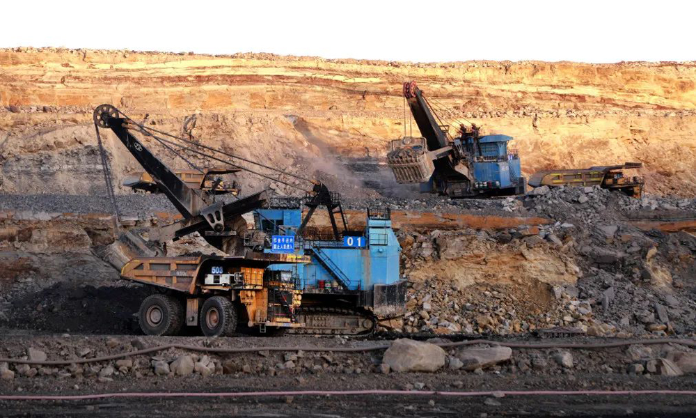 截至11月20日，準能集團自產(chǎn)商品煤同比增長335萬噸，創(chuàng)歷史同期新高。圖為準能集團采掘隊運行班組進行土巖剝離采裝任務。