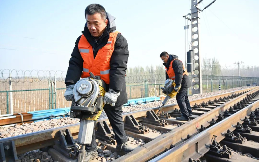 11月以來，朔黃鐵路保持日均運量105萬噸以上，日均機車上線246臺，高效夯實能源保供根基。圖為朔黃鐵路肅寧公司工作人員在肅寧北站2-4號道岔處進行作業(yè)。