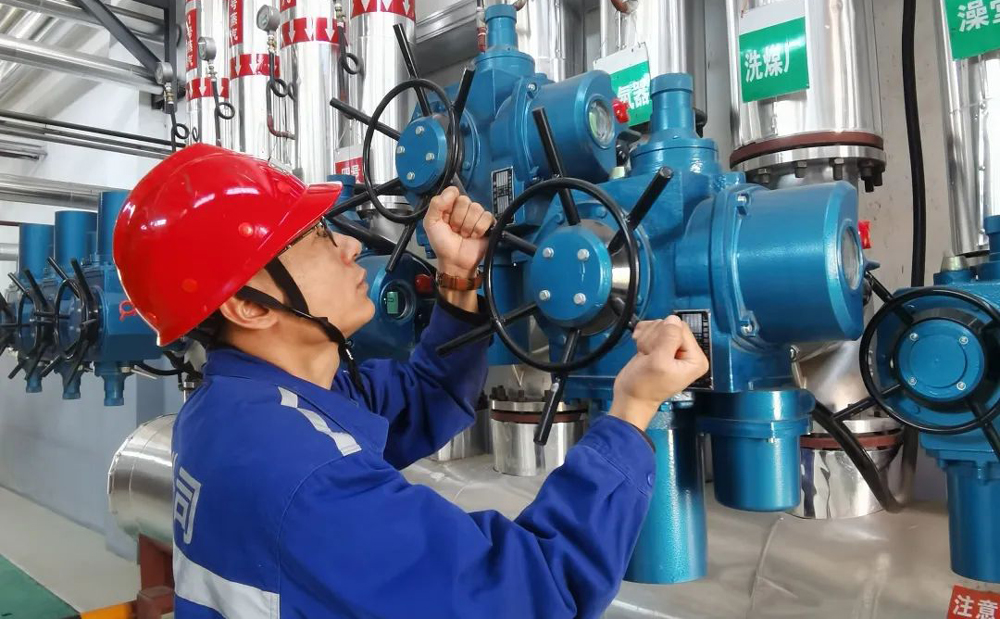 焦化公司蒙西棋盤井洗煤廠今年更新供暖主管路4900米、支管路2000米，更新?lián)Q熱機組1套，提升今冬供暖質(zhì)量。圖為該洗煤廠燃氣鍋爐巡檢工正在進行提壓配氣作業(yè)。