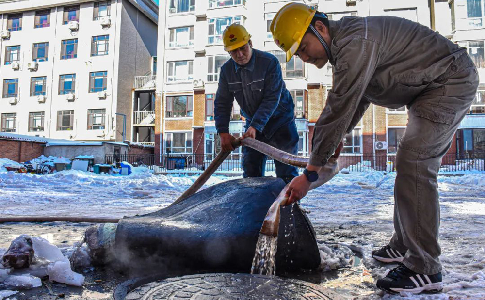 吉林雙遼公司供熱辦檢修班工作人員在進行小區(qū)供熱系統(tǒng)調(diào)節(jié)作業(yè)，采取最優(yōu)供熱模式，確保小區(qū)百姓冬季溫暖。