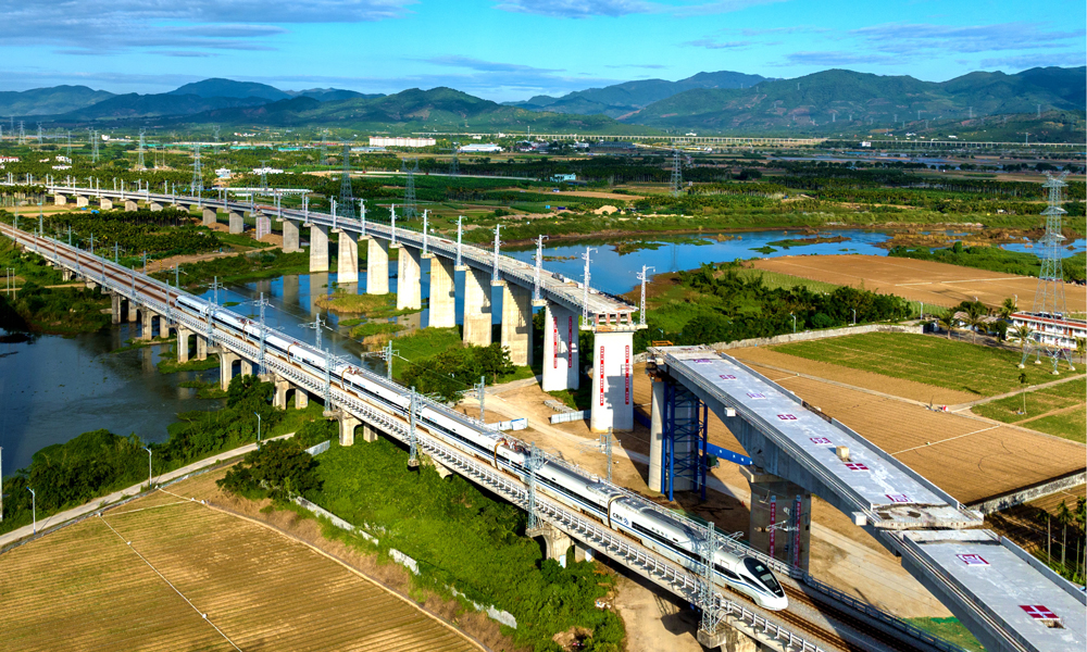 近日，中國(guó)中鐵旗下中鐵十局承建的海南在建最南端轉(zhuǎn)體梁——三亞至樂(lè)東鐵路改造工程崖州聯(lián)絡(luò)線雙線特大橋雙轉(zhuǎn)體梁、嶺頭折返線單線特大橋雙轉(zhuǎn)體梁成功轉(zhuǎn)體，圖為崖州聯(lián)絡(luò)線雙線特大橋雙轉(zhuǎn)體梁轉(zhuǎn)體后。