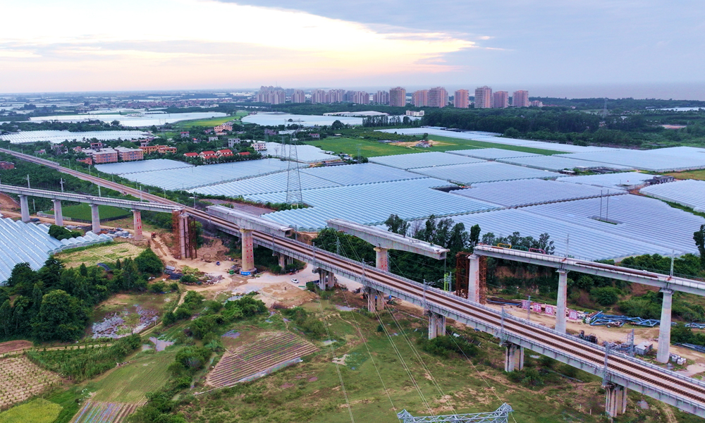 兩處雙轉(zhuǎn)體梁均位于曲線上，且轉(zhuǎn)體后梁底距離接觸網(wǎng)回流線最近距離分別為1.22米和0.77米，對(duì)施工精度控制要求極高。項(xiàng)目團(tuán)隊(duì)采用智能連續(xù)轉(zhuǎn)體系統(tǒng)，建立橋梁轉(zhuǎn)體姿態(tài)實(shí)時(shí)監(jiān)控系統(tǒng)，在梁端、塔座等關(guān)鍵位置安裝感應(yīng)裝置和監(jiān)測(cè)儀器，并運(yùn)用BIM技術(shù)提前進(jìn)行模擬演練和方案論證。轉(zhuǎn)體過(guò)程中，技術(shù)人員全程實(shí)時(shí)監(jiān)控角速度等參數(shù)，將施工精度控制在毫米級(jí)，確保轉(zhuǎn)體梁安全、平穩(wěn)、精準(zhǔn)就位。圖為嶺頭折返線單線特大橋雙轉(zhuǎn)體梁轉(zhuǎn)體前。