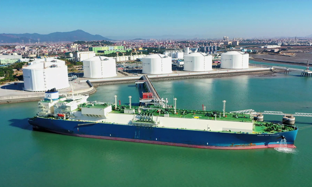 自2008年4月接收首船LNG以來，中國海油福建LNG已累計接卸進(jìn)口LNG達(dá)4300萬噸，折合天然氣約618億立方米。圖為希臘籍LNG運輸船“阿基里斯”號順利在中國海油福建LNG接收站靠泊。