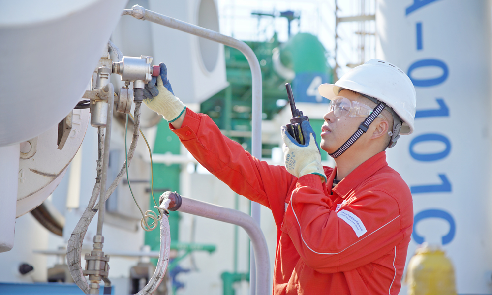 一線操作員測試LNG管道閥門，確保閥門開關(guān)正常。