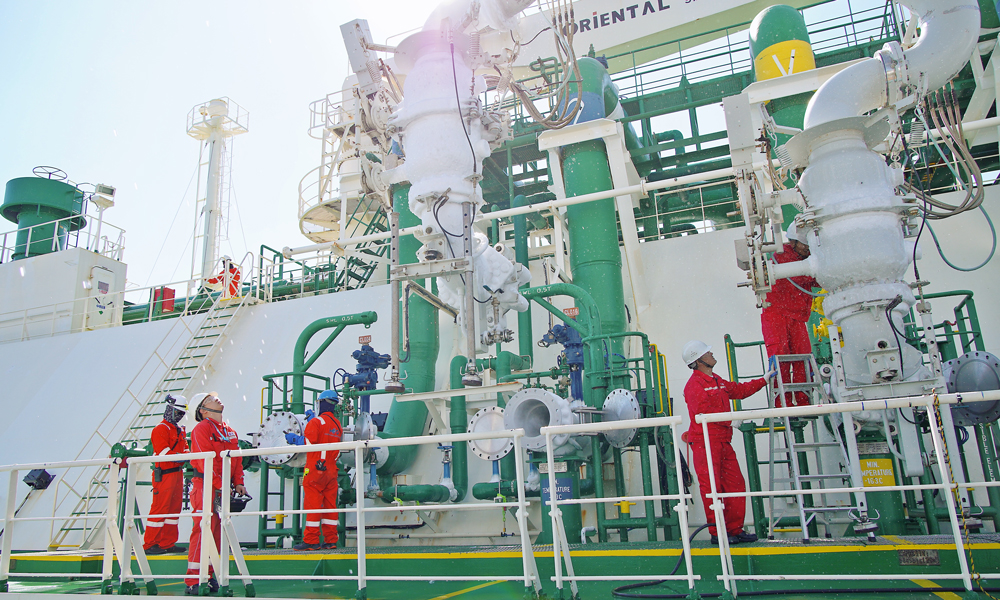 完成LNG卸載后，一線操作員進(jìn)行回收卸料臂作業(yè)。