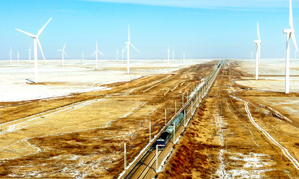 近日，隨著57002次動態檢測列車駛出錫林浩特站，中國中鐵旗下中鐵電氣化局參建的太錫鐵路錫林浩特至正藍旗段開始動態檢測。