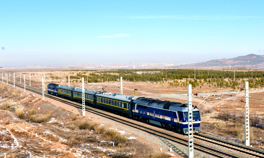 動態檢測是在工程靜態驗收合格后，采用綜合檢測列車和相關檢測設備在規定測試速度下對全線各系統進行綜合測試，檢驗相關系統間接口關系，對全線各系統和整體系統進行調試、優化，從而達到設計要求，為開通提供科學依據。圖為檢測列車對太錫鐵路錫藍段進行動態檢測。