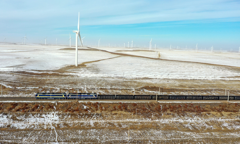 據悉，太子城至錫林浩特鐵路全長392.2公里，其中錫藍段全長204.4公里；太子城至崇禮北近16公里作為2022年北京冬奧會配套工程已于2022年1月開通。項目全線建成通車后，將有效填補內蒙古北部地區進京鐵路空白，對于促進錫林郭勒盟更好地服務和融入“一帶一路”、中蒙俄經濟走廊、京津冀協同發展、東北振興和西部開發等國家戰略具有重要意義。圖為檢測列車對太錫鐵路錫藍段進行動態檢測。