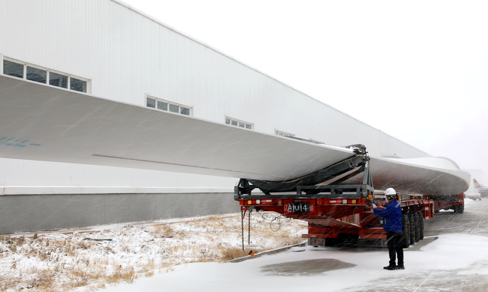 在內(nèi)蒙古自治區(qū)東方電氣興安盟風(fēng)電基地，吉林前郭20萬(wàn)千瓦風(fēng)電項(xiàng)目的風(fēng)機(jī)葉片正整裝待發(fā)。東方電氣集團(tuán)風(fēng)機(jī)制造項(xiàng)目團(tuán)隊(duì)頂著風(fēng)雪，仔細(xì)檢查風(fēng)機(jī)葉片裝車(chē)預(yù)緊部位，確保安全穩(wěn)妥運(yùn)往風(fēng)場(chǎng)。