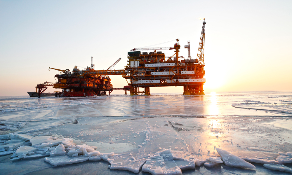 經過20多年的開發，該油田已進入開發生產中后期，存在地層能量弱、含水率高、單井產能趨低等問題，調整作業的難度越來越大。對此，遼東作業公司組織油田生產人員與陸地油藏人員通力協作，對工藝和作業設計嚴格把關，科學制訂穩產增產措施，激活低效井生產潛力，推動老油田穩產增產。圖為生產運營中的錦州9-3油田。