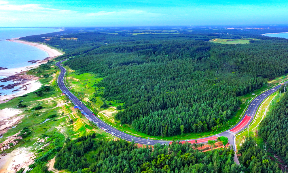 海南環島旅游公路主線總里程為988公里，其中新建改建段453公里（連接線、支線、魚骨線等新建改建90公里）、利用段535公里，貫穿海口、文昌、瓊海等沿海12個市縣。中鐵二局、中鐵北京局承建海南環島旅游公路文昌段、昌化段、珠碧江段工程，地跨文昌、瓊海、東方、昌江、儋州五地，路線總長度約218公里；中鐵八局承建公路沿線附屬配套工程，負責公路沿線8處養護工區房建施工。該項目具有標段線路長、施工組織難度大、沿海受汛期臺風影響大、海域環保要求高等特點。圖為海南環島旅游公路木蘭灣。